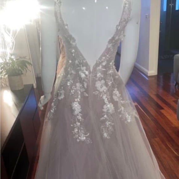 A beautiful size 10 dress, well maintained- size 8-10 - Picture 2 of 2